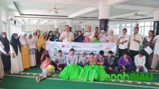 Perwakilan IZI Riau dan Angkasapura berikan santunan untuk Yatim Dhuafa di Kelurahan Wonorejo